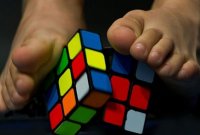 иллюстрация - сборка кубика Рубика 3х3 ногами