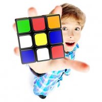 иллюстрация - развитие ребенка и кубик Рубика 3х3